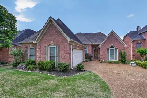 1037 Mirror Lake Dr, Cordova, TN 38018