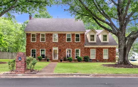 690 Rolling Oaks Ln, Collierville, TN 38017