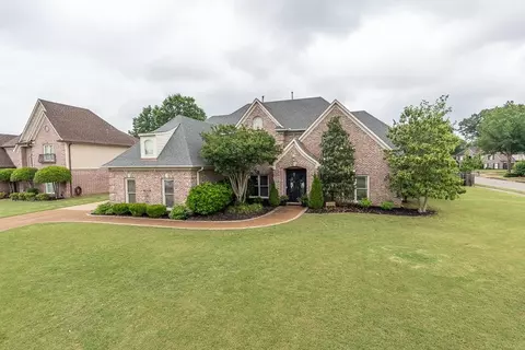 1694 Elk River Dr, Collierville, TN 38017