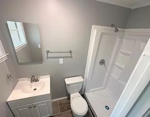Bath - 2282 Devoy Ave, Memphis, TN 38108 photo 2 of 2