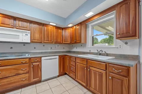 Kitchen - 198 E Graycrest Ave, Collierville, TN 38017 photo 2 of 3