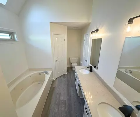 Bath - 6280 Yale Rd, Bartlett, TN 38134 photo 1 of 5