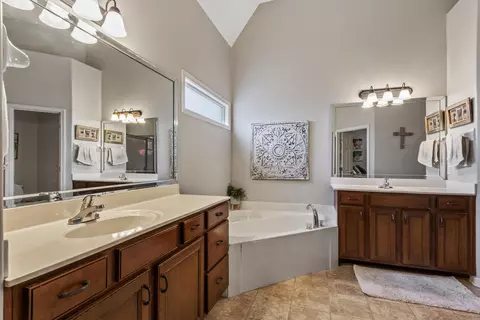 Bath - 4982 Grace View Ln, Bartlett, TN 38135 photo 1 of 5