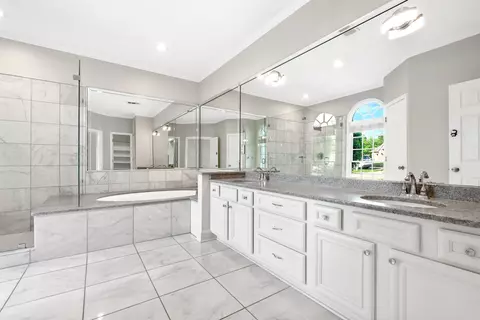 Bath - 895 Joe Dr, Collierville, TN 38017 photo 1 of 8