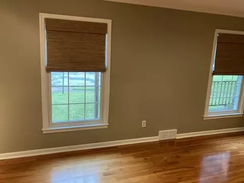 Living - 5378 Dee Cv, Memphis, TN 38119 photo 2 of 7