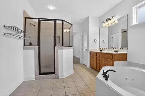 Bath - 1379 Raindrop Dr, Collierville, TN 38017 photo 2 of 4