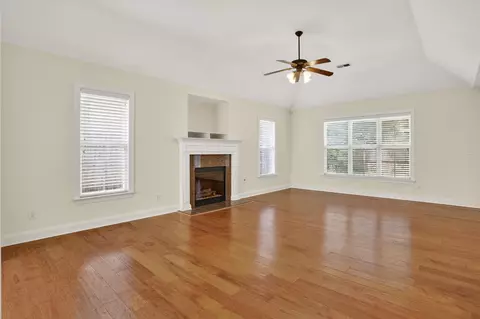 Living - 1379 Raindrop Dr, Collierville, TN 38017 photo 3 of 5