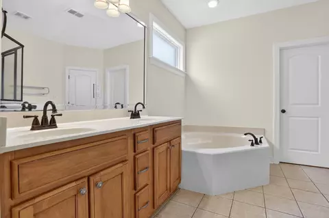 Bath - 1379 Raindrop Dr, Collierville, TN 38017 photo 1 of 4