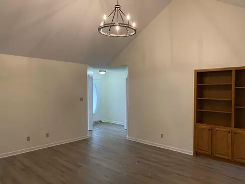 Living - 81 Candlewick Dr, Jackson, TN 38305 photo 2 of 3
