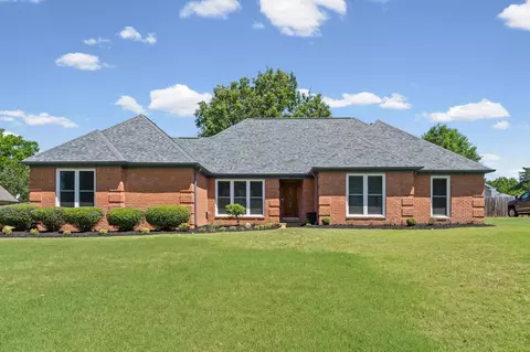 Exterior - 304 Spring Mill Rd, Collierville, TN 38017 photo 2 of 6