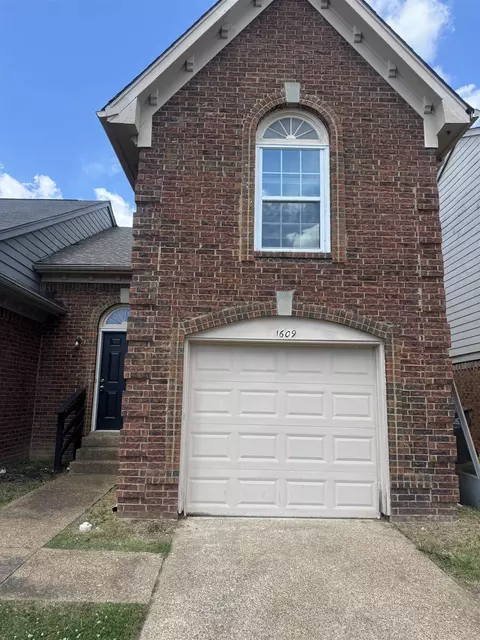 1609 Red Barn Dr, Cordova, TN 38016