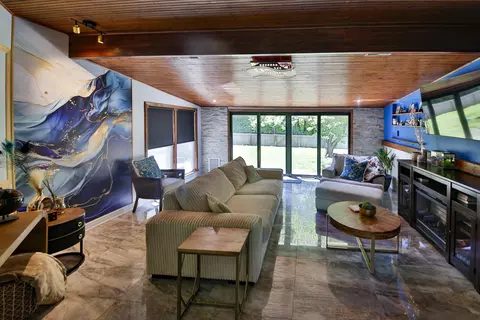 Living - 901 Armstrong Rd, Drummonds, TN 38023 photo 3 of 4