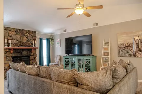 Living - 5773 Rensslaer Dr, Bartlett, TN 38135 photo 2 of 5