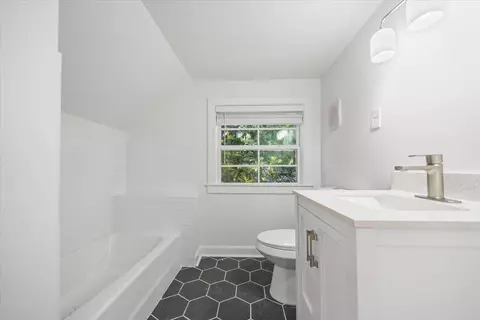 Bath - 386 Erwin Dr, Memphis, TN 38117 photo 4 of 4