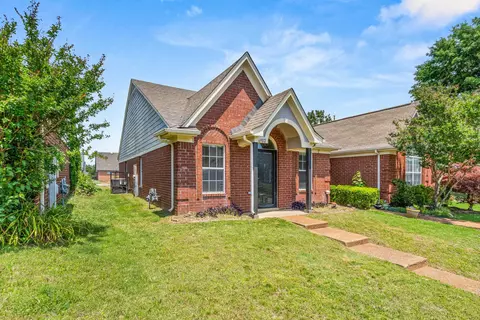 6902 Century Oaks Dr, Cordova, TN 38018