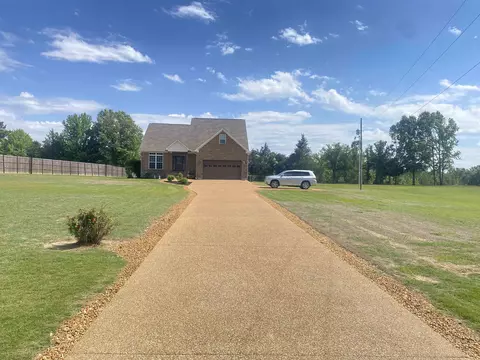 745 Greenbriar Ln, Adamsville, TN 38310
