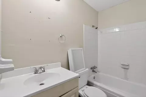 Bath - 2015 E Holmes Rd, Memphis, TN 38116 photo 2 of 4