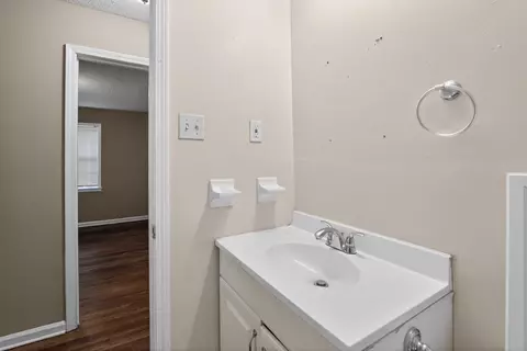 Bath - 2015 E Holmes Rd, Memphis, TN 38116 photo 3 of 4