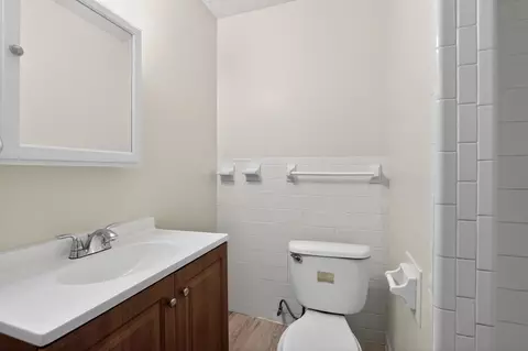 Bath - 2015 E Holmes Rd, Memphis, TN 38116 photo 1 of 4