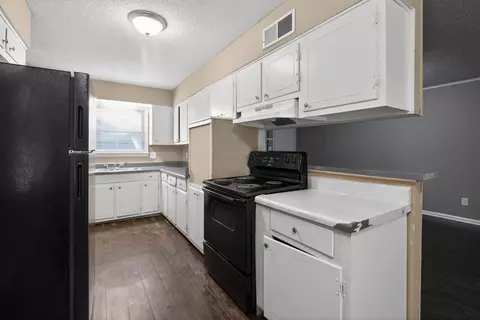 Kitchen - 2015 E Holmes Rd, Memphis, TN 38116 photo 2 of 2