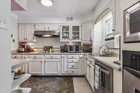 Kitchen - 4563 Dearing Rd, Memphis, TN 38117 photo 2 of 3