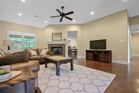 Living - 1586 Mckenas Way Cv, Hernando, MS 38632 photo 2 of 2