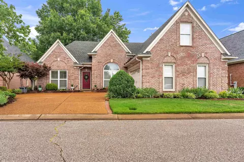 924 N Warwick Oaks Dr, Collierville, TN 38017