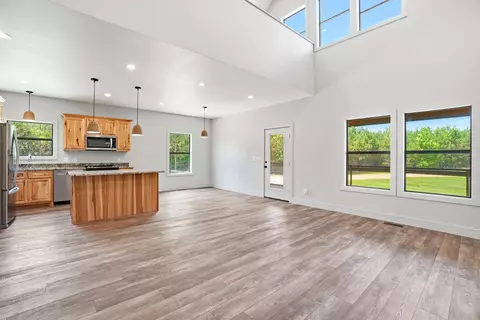 Living - 1318 Snowdown Rd, Iuka, MS 38852 photo 3 of 5