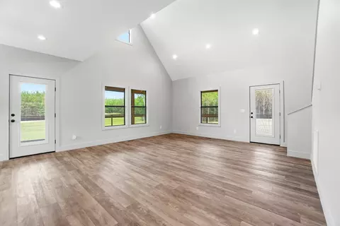 Living - 1318 Snowdown Rd, Iuka, MS 38852 photo 4 of 5