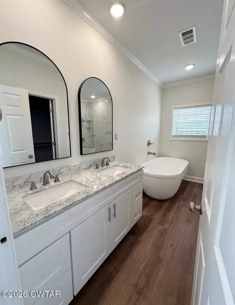 Bath - 2120 Crowne Heights Dr, Newbern, TN 38059 photo 2 of 4