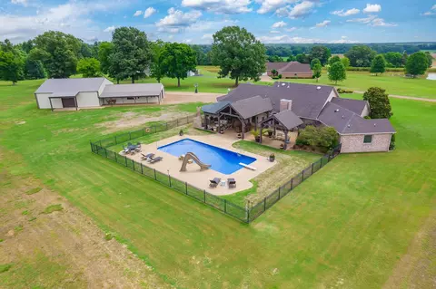 1491 Burrhight Rd, Bells, TN 38006