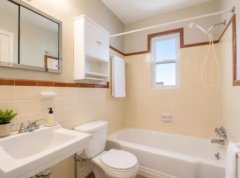 Bath - 4980 Dee Rd, Memphis, TN 38117 photo 2 of 2