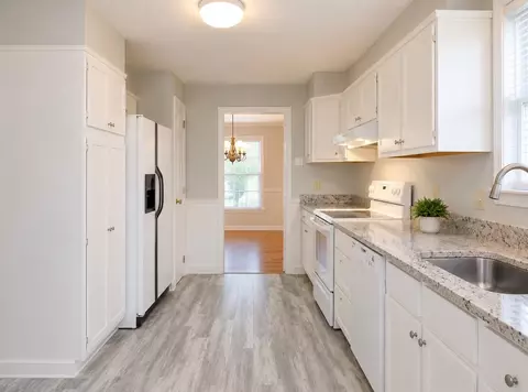 Kitchen - 4980 Dee Rd, Memphis, TN 38117 photo 3 of 3