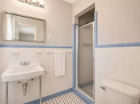 Bath - 4980 Dee Rd, Memphis, TN 38117 photo 1 of 2