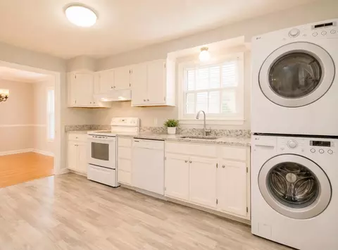 Kitchen - 4980 Dee Rd, Memphis, TN 38117 photo 2 of 3