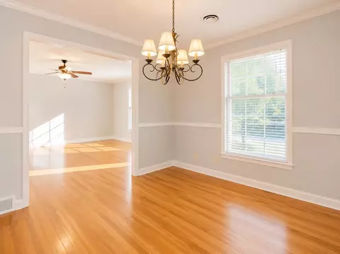 Living - 4980 Dee Rd, Memphis, TN 38117 photo 1 of 2