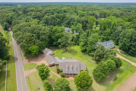 2890 Raleigh-lagrange Dr, Rossville, TN 38066