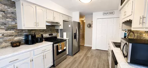 Kitchen - 6785 Castlegate Cv, Memphis, TN 38141 photo 4 of 5