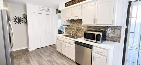 Kitchen - 6785 Castlegate Cv, Memphis, TN 38141 photo 5 of 5