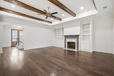 Living - 4714 Emmas Cir E, Collierville, TN 38017 photo 4 of 5