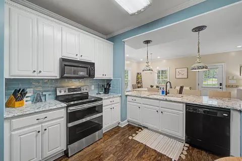 Kitchen - 31 Tamara Trl, Iuka, MS 38852 photo 2 of 2