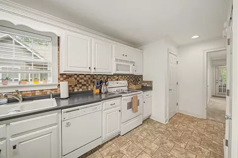 Kitchen - 12 Tyson Trl, Iuka, MS 38852 photo 3 of 3