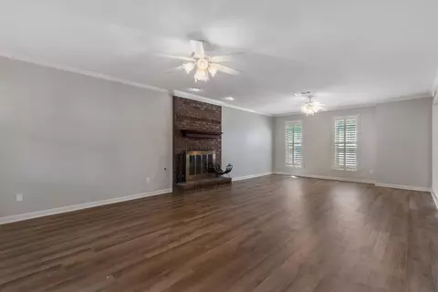 Living - 10552 Eider Cv, Collierville, TN 38017 photo 2 of 3