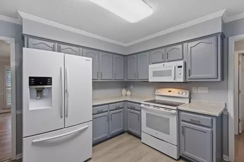 Kitchen - 10552 Eider Cv, Collierville, TN 38017 photo 3 of 5