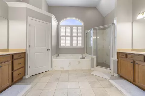 Bath - 10509 Red Stone Dr, Collierville, TN 38017 photo 1 of 3