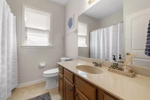 Bath - 10509 Red Stone Dr, Collierville, TN 38017 photo 2 of 3