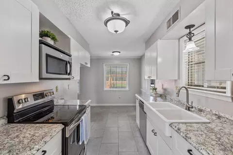 Kitchen - 3877 Sabal Hill Dr, Bartlett, TN 38135 photo 2 of 3