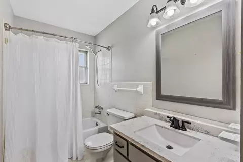 Bath - 3877 Sabal Hill Dr, Bartlett, TN 38135 photo 1 of 2