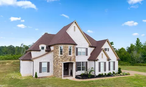 356 Poplar Ln, Holly Springs, MS 38635