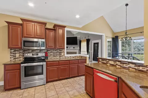 Kitchen - 104 Springbrook Dr, Jackson, TN 38305 photo 2 of 2
